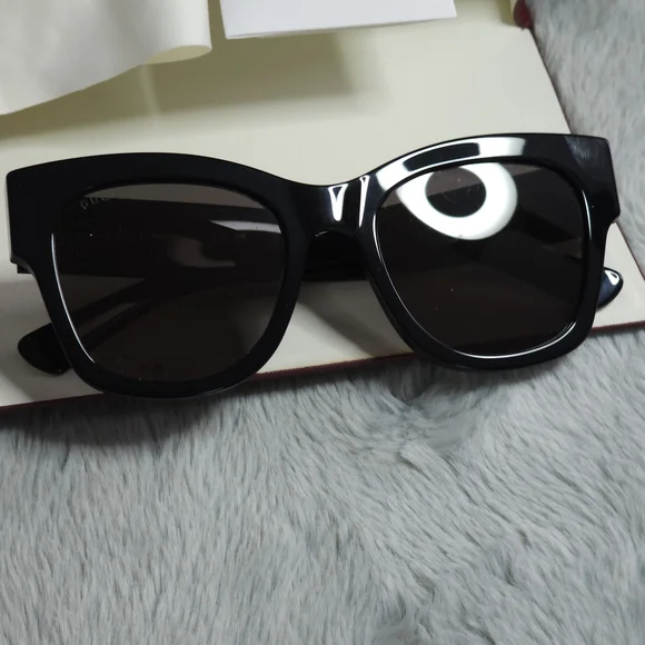 **Authentic**Gucci Butterfly Frame Sunglasses - Picture 4 of 12